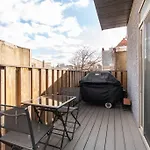 Huge 4 Bdrm - Roof Deck - Parking - Soak Tub!