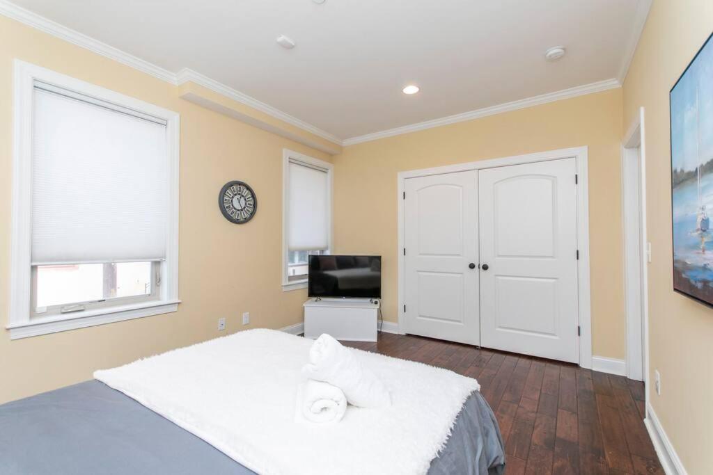 Huge 4 Bdrm - Roof Deck - Parking - Soak Tub! Holiday home