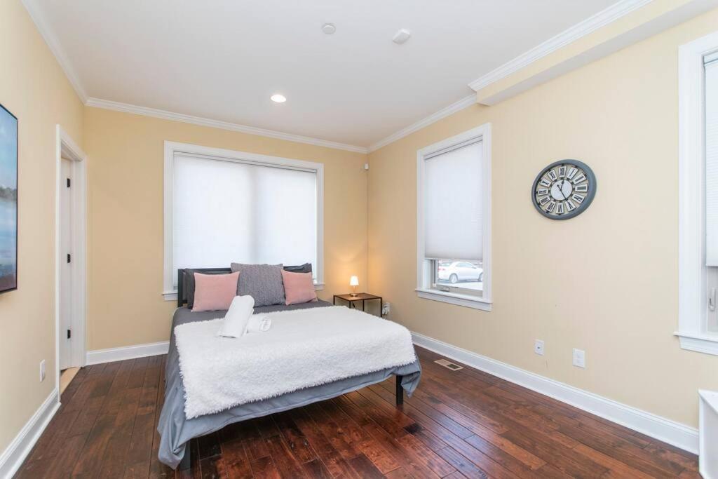 Huge 4 Bdrm - Roof Deck - Parking - Soak Tub! *