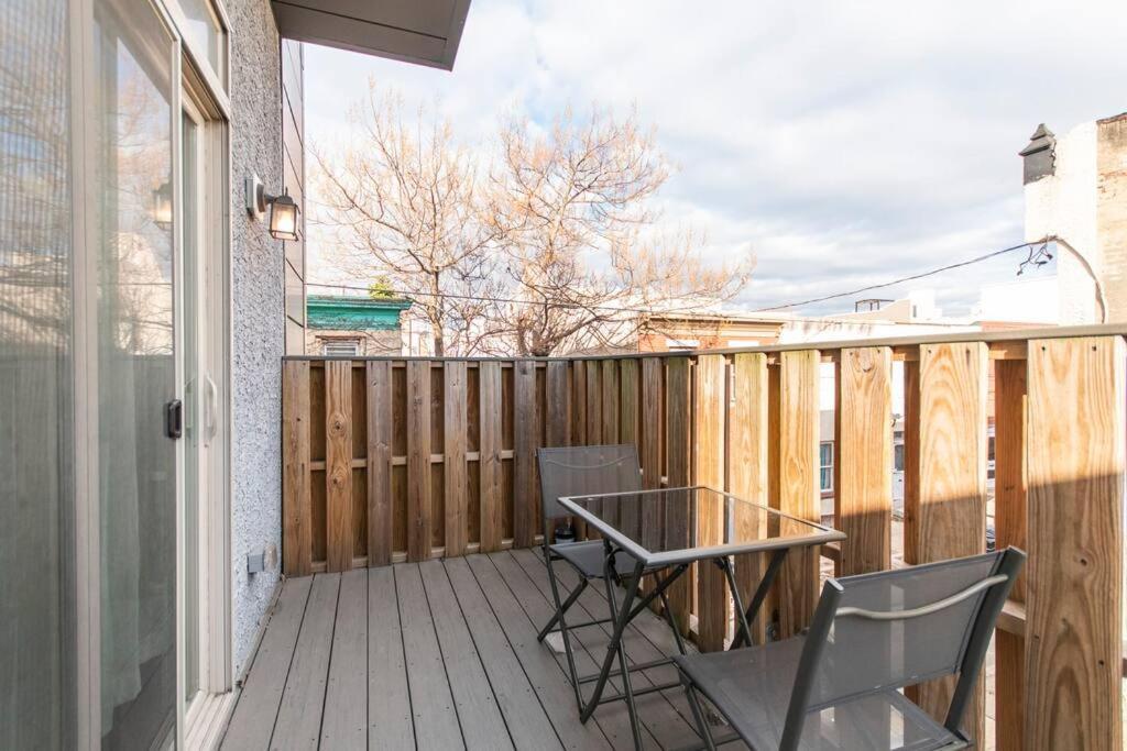 Holiday home Huge 4 Bdrm - Roof Deck - Parking - Soak Tub! *