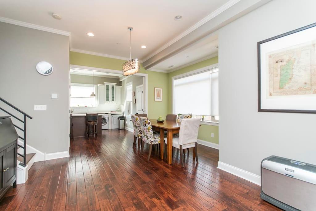 Huge 4 Bdrm - Roof Deck - Parking - Soak Tub! *