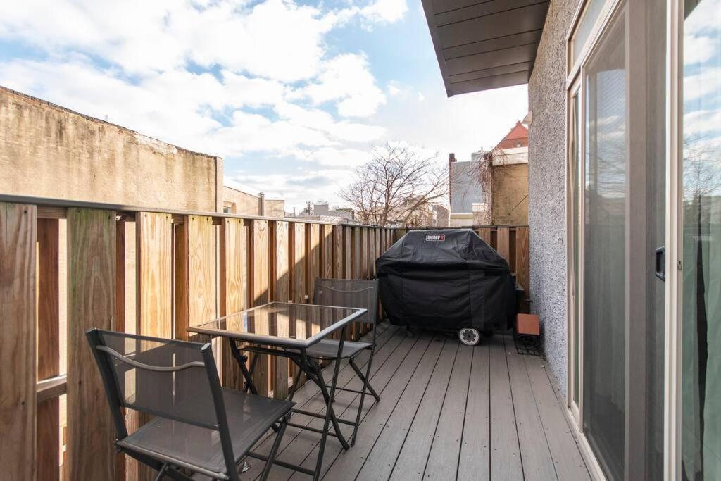 Huge 4 Bdrm - Roof Deck - Parking - Soak Tub! Holiday home *