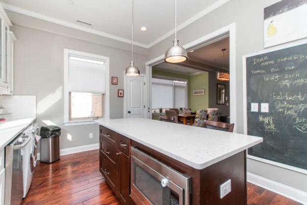 Huge 4 Bdrm - Roof Deck - Parking - Soak Tub! Holiday home