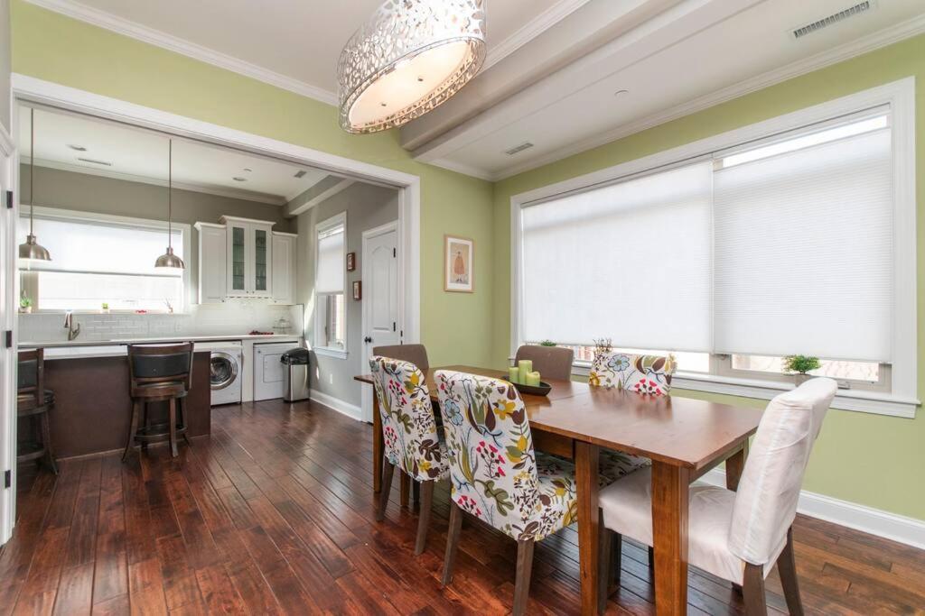 Huge 4 Bdrm - Roof Deck - Parking - Soak Tub! Сasa de vacaciones *